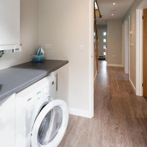 Gambar di galeri bagi Seaside 3BD Retreat with Balcony & Stunning Views di Westward Ho