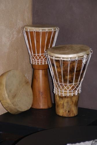 a table with a blender and a drum on it at Riad Les Jardins de Tafraoute in Foum Mharech