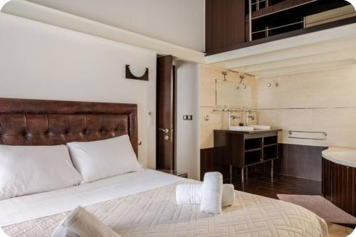 une chambre avec un grand lit et un lavabo dans l'établissement Villa cannes vue mer centre croisette 5 min du palais des festival, à Cannes