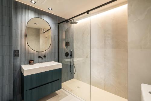 a bathroom with a shower and a sink and a mirror at Fuengirola Playa y Centro in Fuengirola