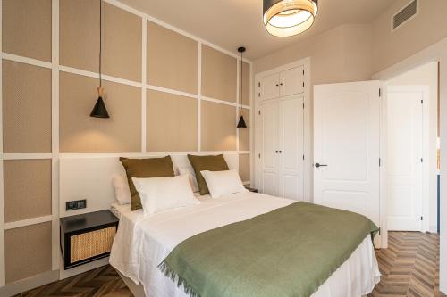 a bedroom with a large bed in a room at Fuengirola Playa y Centro in Fuengirola