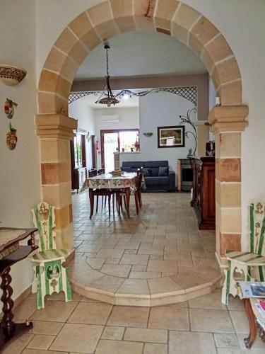 an archway in a living room with a table and chairs at La Rosa Blu in Copertino