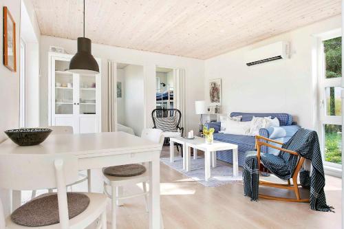 Χώρος καθιστικού στο Lovely Summer House Close To The Water
