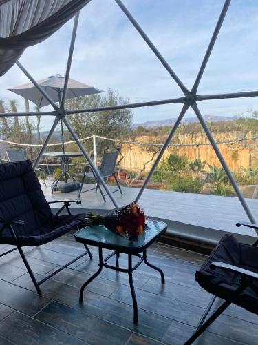 Μπαλκόνι ή βεράντα στο El Gato Glamping con vista a prismas basálticos