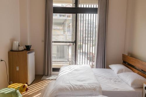 Postel nebo postele na pokoji v ubytování Lai Dua 賴著住一晚