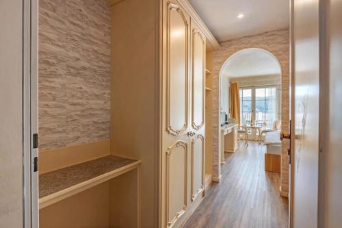 a hallway with a door leading to a living room at SEE-Hotel Seeschau - direkt am Bodenseeufer in Reichenau