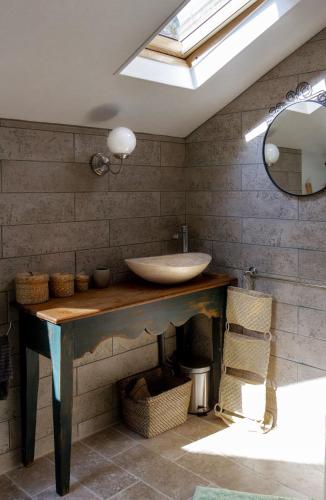 une salle de bain avec un lavabo et un miroir dans l'établissement Le Moulin Inattendu, éco-gite à 1h de Paris, à Préfontaines