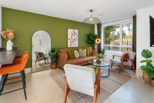 ein Wohnzimmer mit Sofa und Tisch in der Unterkunft NEW Canalside House / 3 Bedroom House in Stoke-on-Trent in Stoke on Trent