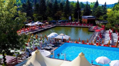 Bazén v ubytování Hotel Baia Rosie Resort nebo v jeho okolí