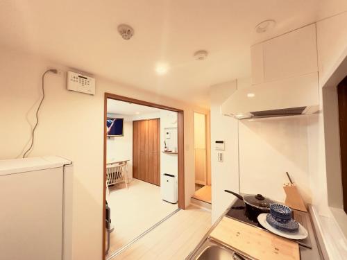 a small kitchen with a counter and a stove in a room at 阿久津ハイツ102 in Tokyo