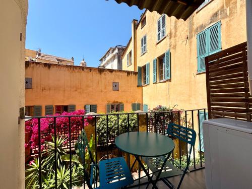 - un balcon avec une table et des chaises dans l'établissement Casamea - Studio, Terrasse, Clim, Centre hist, à Ajaccio