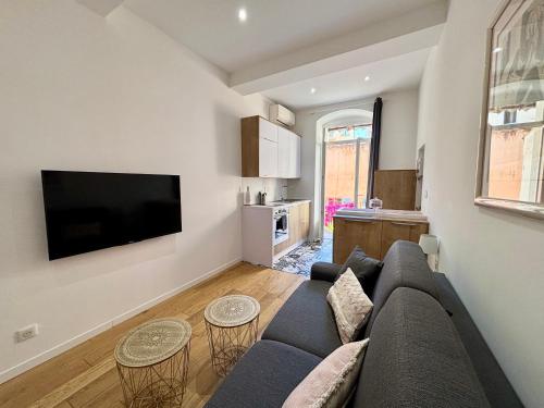 un salon avec un canapé et une télévision dans l'établissement Casamea - Studio, Terrasse, Clim, Centre hist, à Ajaccio