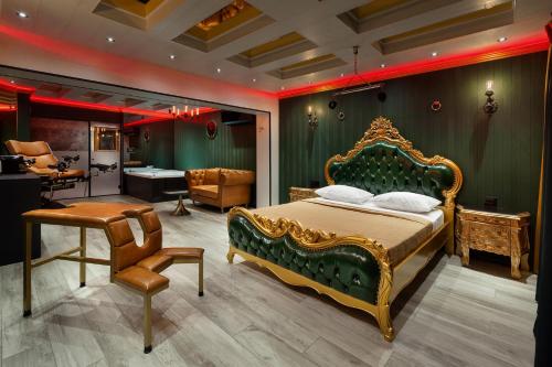 Postel nebo postele na pokoji v ubytování Mask Hotel