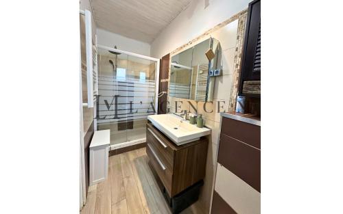 une salle de bain avec un lavabo et un miroir dans l'établissement Appartement Colomba, à Calvi