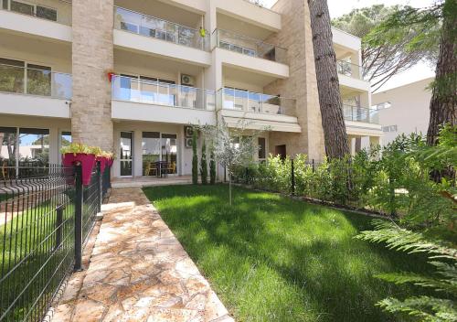 Gjiri i Lalzit - San Pietro - Leta's Apartments with Garden