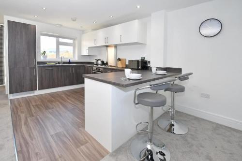 Kuchyň nebo kuchyňský kout v ubytování Regal House by True Stays - 3 Bedroom House in Stoke-on-Trent