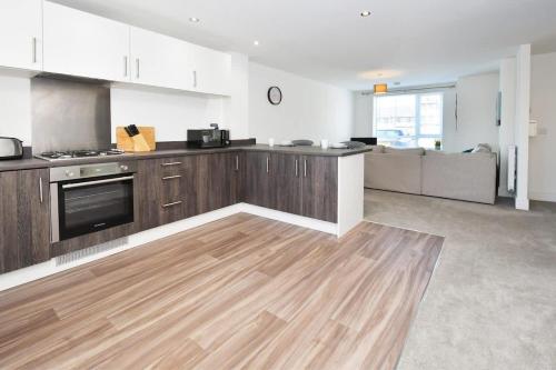 Kuchyň nebo kuchyňský kout v ubytování Regal House by True Stays - 3 Bedroom House in Stoke-on-Trent