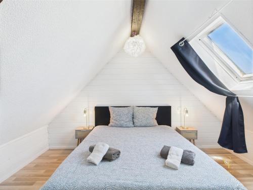 une chambre avec un lit avec une couverture bleue dans l'établissement Cocon Jaune - Duplex 2e étage prox centre Mulhouse, à Mulhouse