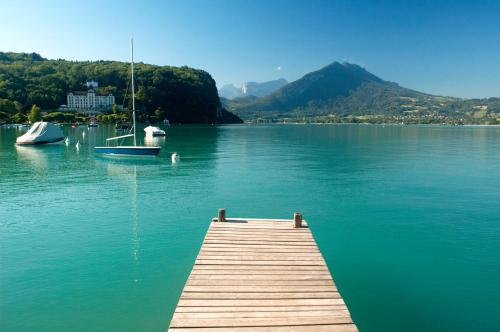 Lovely Gated Family Home, Steps to the Lake