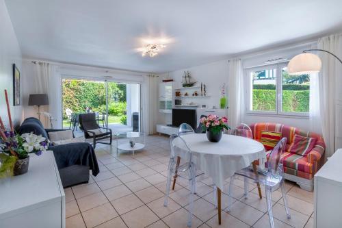 un salon avec un canapé et une table dans l'établissement Appartement Iris - Welkeys, à Ciboure