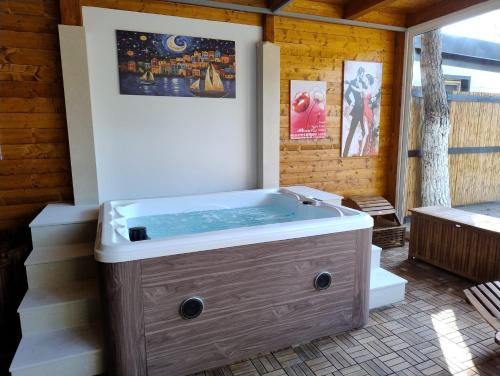 eine Whirlpool-Badewanne in der Mitte eines Zimmers in der Unterkunft Glamping Policoro Village in Policoro