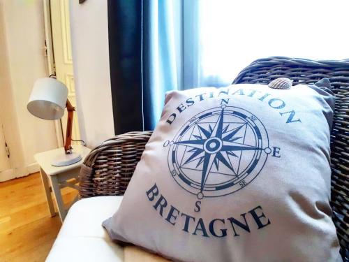 un oreiller avec une roue dessus assis sur un canapé dans l'établissement La Coquille - Hypercentre Gare, à Saint-Brieuc