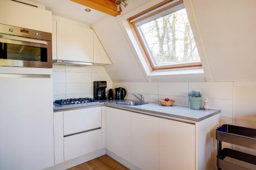 Η κουζίνα ή μικρή κουζίνα στο Groenling I Heerlijk Huis met Privacy Tuin en Uitzicht Landerij