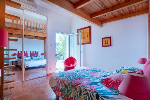 - une chambre avec un lit et une chambre avec un bureau dans l'établissement Maison villa contemporaine vue mer à Hyères var, à Hyères