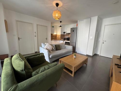 un salon avec deux canapés et une table basse dans l'établissement CityLodge Marianne climatisation terrasse, à Montpellier