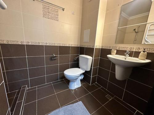 une salle de bain avec toilettes et lavabo dans l'établissement Apartment in the complex Olymp, à Sveti Vlas