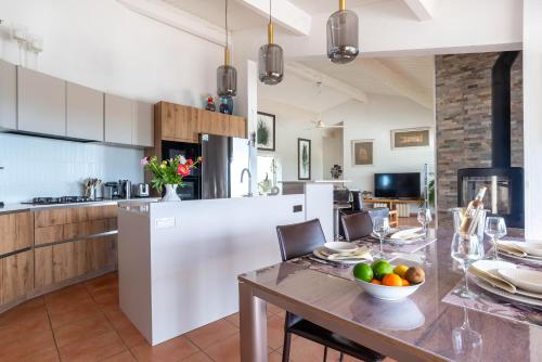 une cuisine avec une table avec un bol de fruits dessus dans l'établissement Maison villa contemporaine vue mer à Hyères var, à Hyères