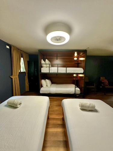 two beds in a room with a bedroom with two beds at ONDA Boquete in Boquete