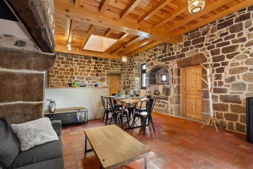 une cuisine et une salle à manger avec une table et des chaises dans l'établissement Maison La Tour à Montréal, à Montréal