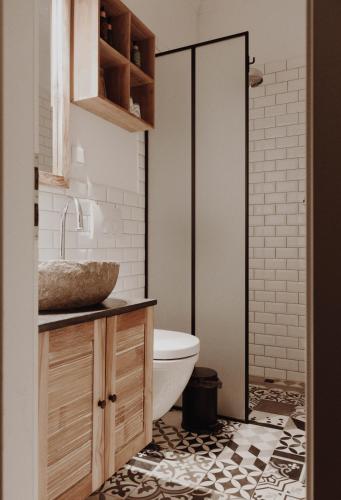 a bathroom with a toilet and a sink at Lulu Guldsmeden in Berlin