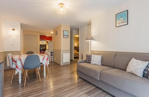 un salon avec un canapé et une table dans l'établissement Appt 4 personnes plein centre Cauterets avec parking, à Cauterets