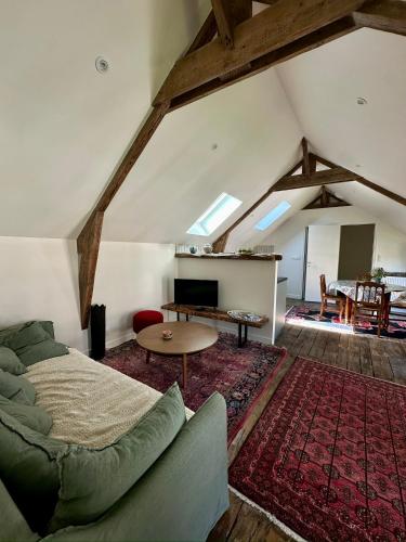 un salon avec un canapé et une table dans l'établissement L'aumônerie de Rothéneuf, à Saint-Malo