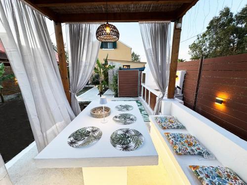 un tavolo con piatti su un patio di Burnelia Vacation House a Lefkimmi