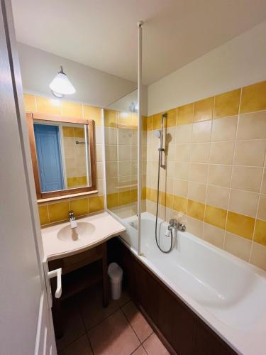 une salle de bain avec une baignoire, un lavabo et une douche dans l'établissement Le SPOT Piscine chauffée & Fun, à Monflanquin