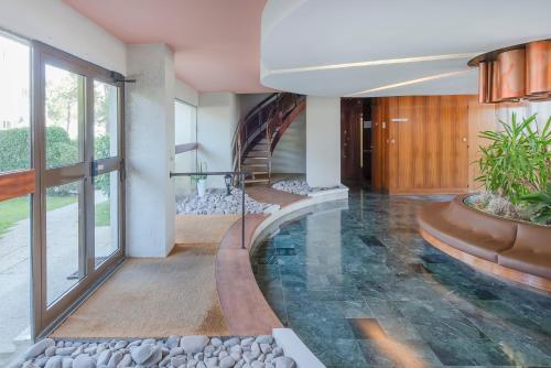 une maison avec une piscine au milieu d'un bâtiment dans l'établissement Vue sur mer La Baule Victoria, à La Baule