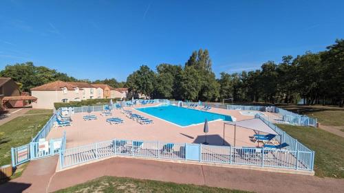 - une vue sur la grande piscine avec des chaises longues dans l'établissement Le SPOT Piscine chauffée & Fun, à Monflanquin