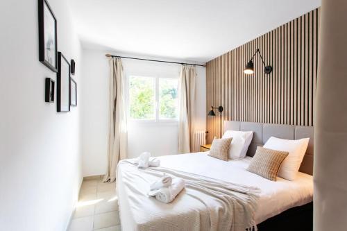 une chambre avec deux lits et une fenêtre dans l'établissement L51 2P Bornala Sea View Balcony &AC, à Nice