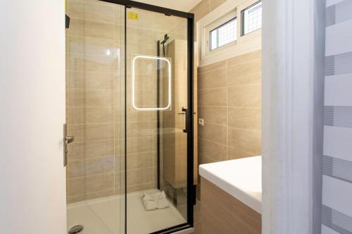 une salle de bain avec une douche en verre et un lavabo dans l'établissement L51 2P Bornala Sea View Balcony &AC, à Nice