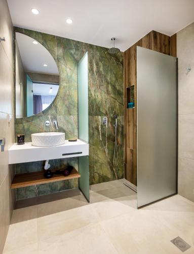 Bilik mandi di Serenity Luxury Suites