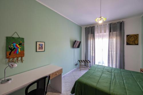 a bedroom with a green bed and a window at Apartment Yoga Frank in Trapani