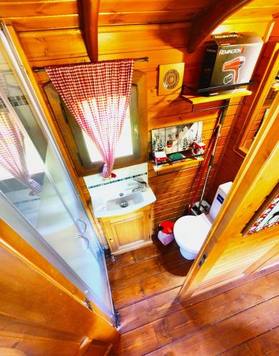une vue aérienne d'une salle de bain avec un lavabo dans l'établissement Roulotte Ancolie, à Gèdre