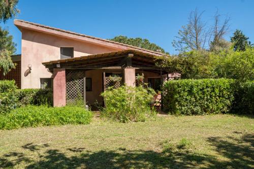 a house with a garden in front of it at Fattoria dei Piani srl in Olmedo