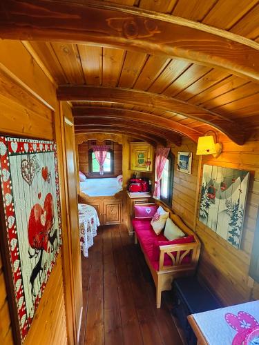 une vue aérienne d'un salon et d'une chambre dans une petite maison dans l'établissement Roulotte Ancolie, à Gèdre