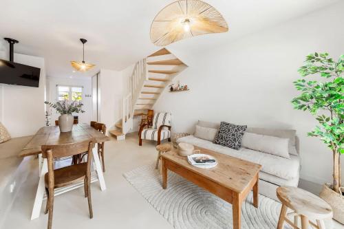 un salon avec un canapé et une table dans l'établissement La Pause - Maison de charme avec terrasse - 2 chambres, à Dinard