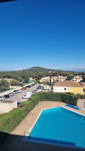 una vista sulla piscina e su un parcheggio di Cap d'agde Village naturiste Studio Shabby Chic a Cap d'Agde