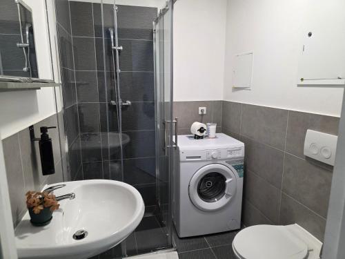 Koupelna v ubytování Hotel Prime Living Apartments Küche Netflix